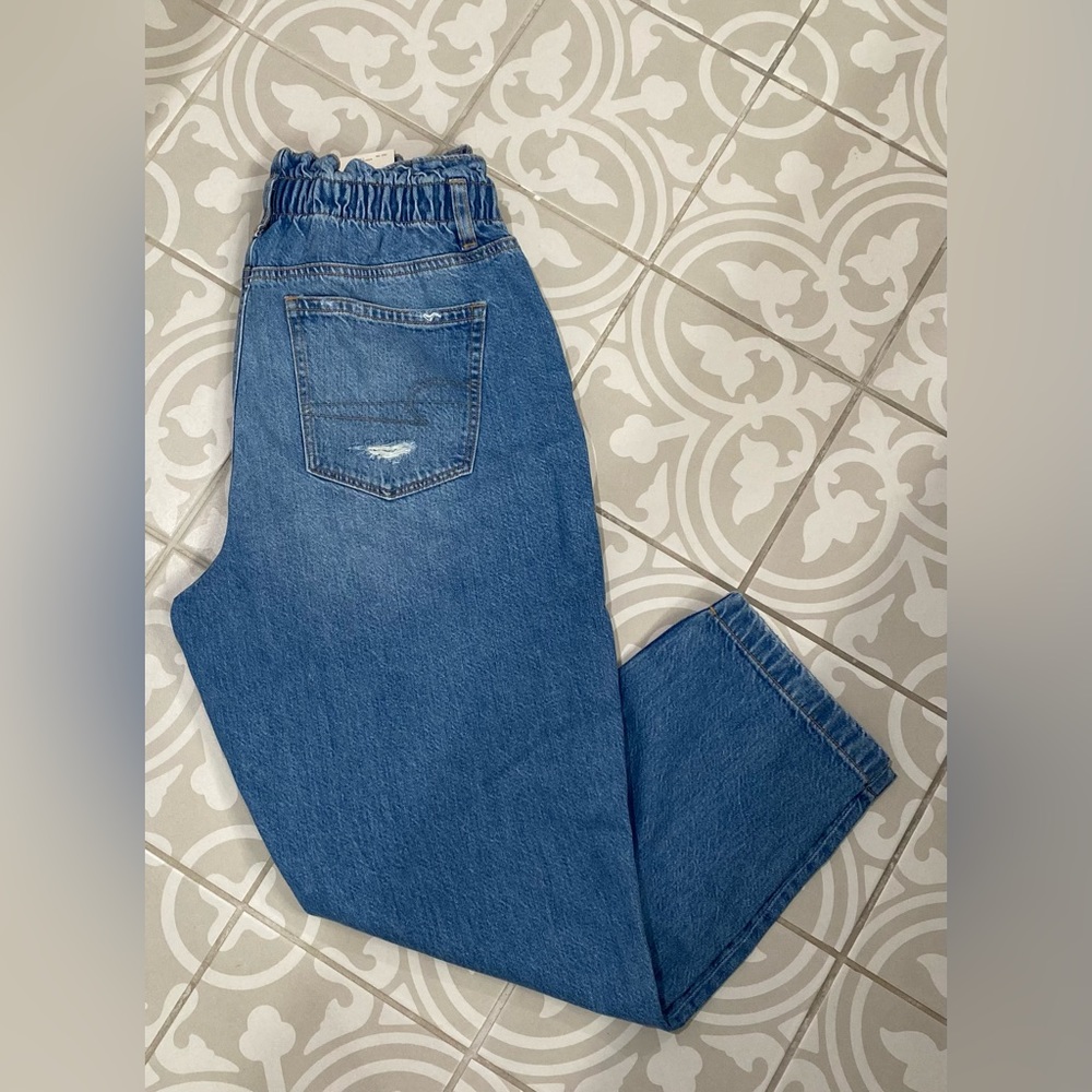 American Eagle: SZ 12 Highest Rise Mom Jean. New w/ tags.